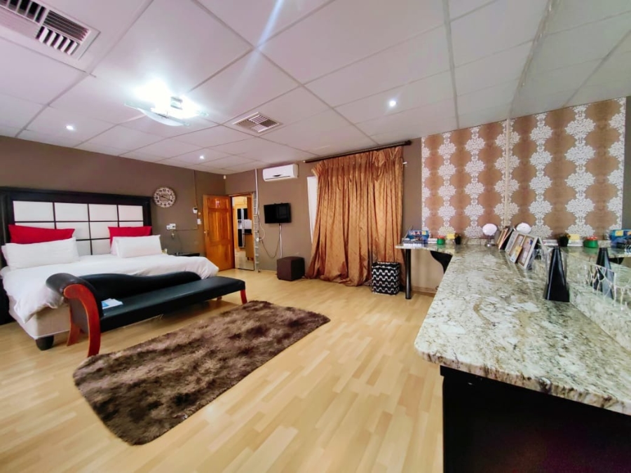 5 Bedroom Property for Sale in Van Der Hoff Park North West